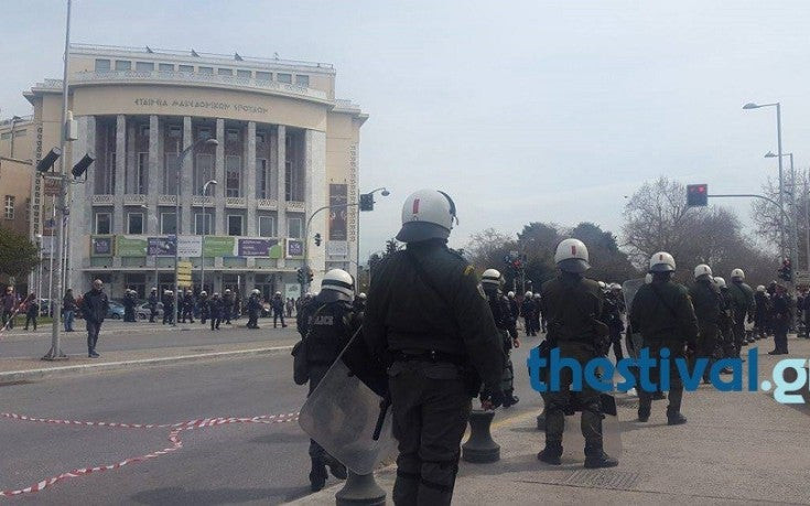 Θεσσαλονίκη: Επεισόδια στον Λευκό Πύργο – Ξύλο αντιεξουσιαστών με εθνικιστές – Χημικά, δακρυγόνα και χτυπήματα [vids]